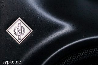 Das Neumann Logo leuchtet nicht nur schön, sondern informiert auch über den Betriebszustand